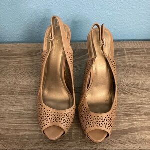 BCBGeneration Platform 2” Pump 5.5” Heels - Sz 10 - Cream